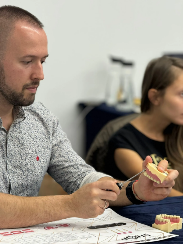 Снимка на Мини импланти и алайнери - Невидимата дигитална ортодонтия и скелетна опора