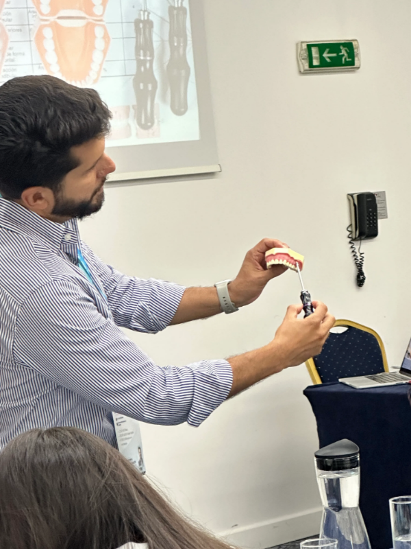 Снимка на Мини импланти и алайнери - Невидимата дигитална ортодонтия и скелетна опора