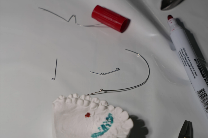 Снимка на Практически курс: Огъване на ортодонтски дъги, контрол на биомеханиката и диаграмиране. Еднодневен курс.