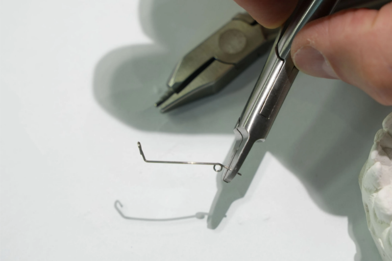 Снимка на Практически курс: Огъване на ортодонтски дъги, контрол на биомеханиката и диаграмиране. Еднодневен курс.